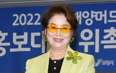 외제차 타는 선우용여, 이번엔 200만 원 '명품백' 자랑…"젖을까봐 품에 꼭"