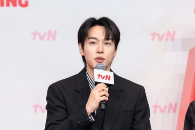 '아이유 동생' 강유석, 이종석까지 극찬했다…"기세 참 무서워" ('서초동')