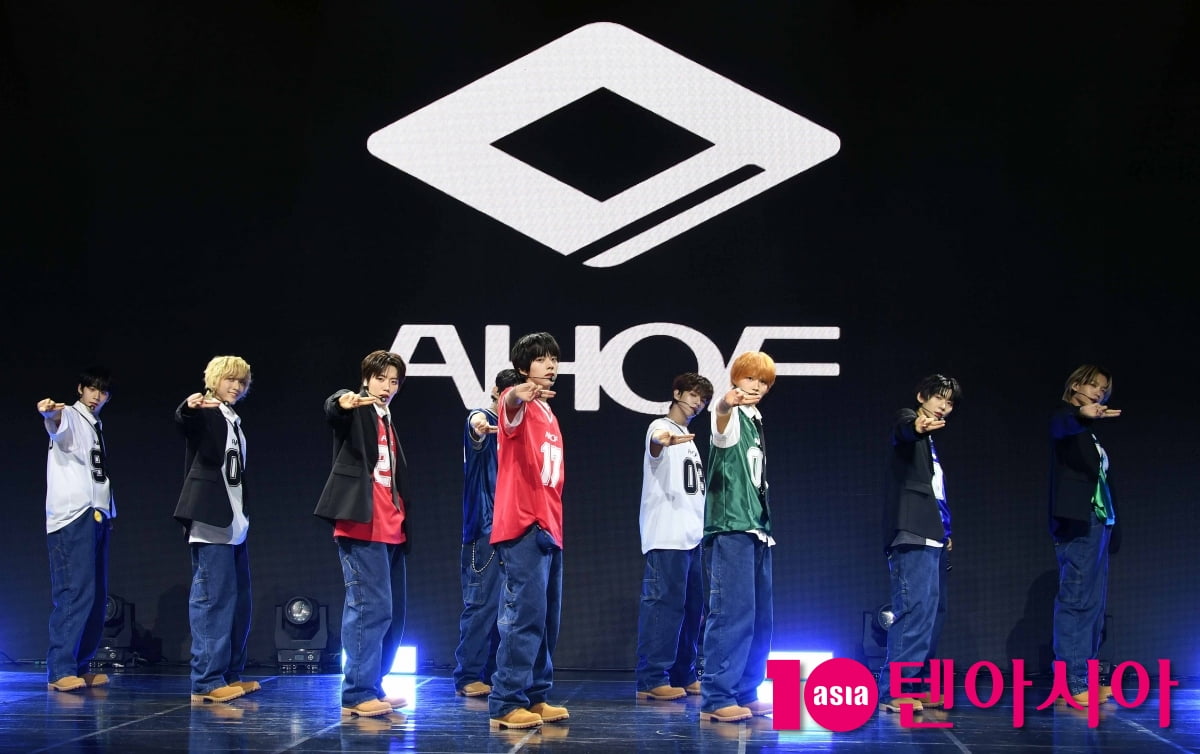 아홉, 첫 번째 미니앨범 'WHO WE ARE' 데뷔 무대[TEN포토+]