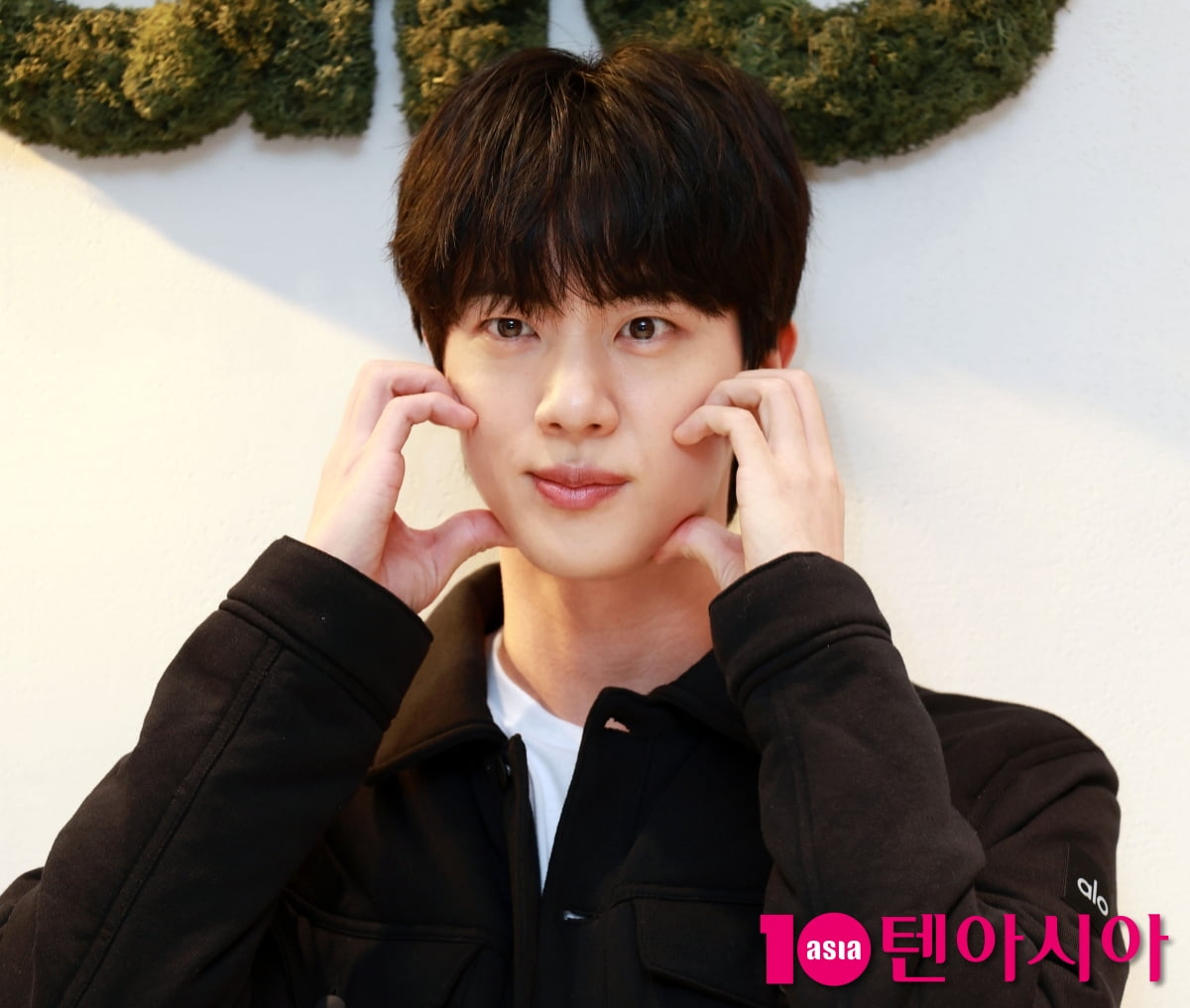 BTS 진, 외모가 반칙이야...여심도 철렁[TEN포토+]