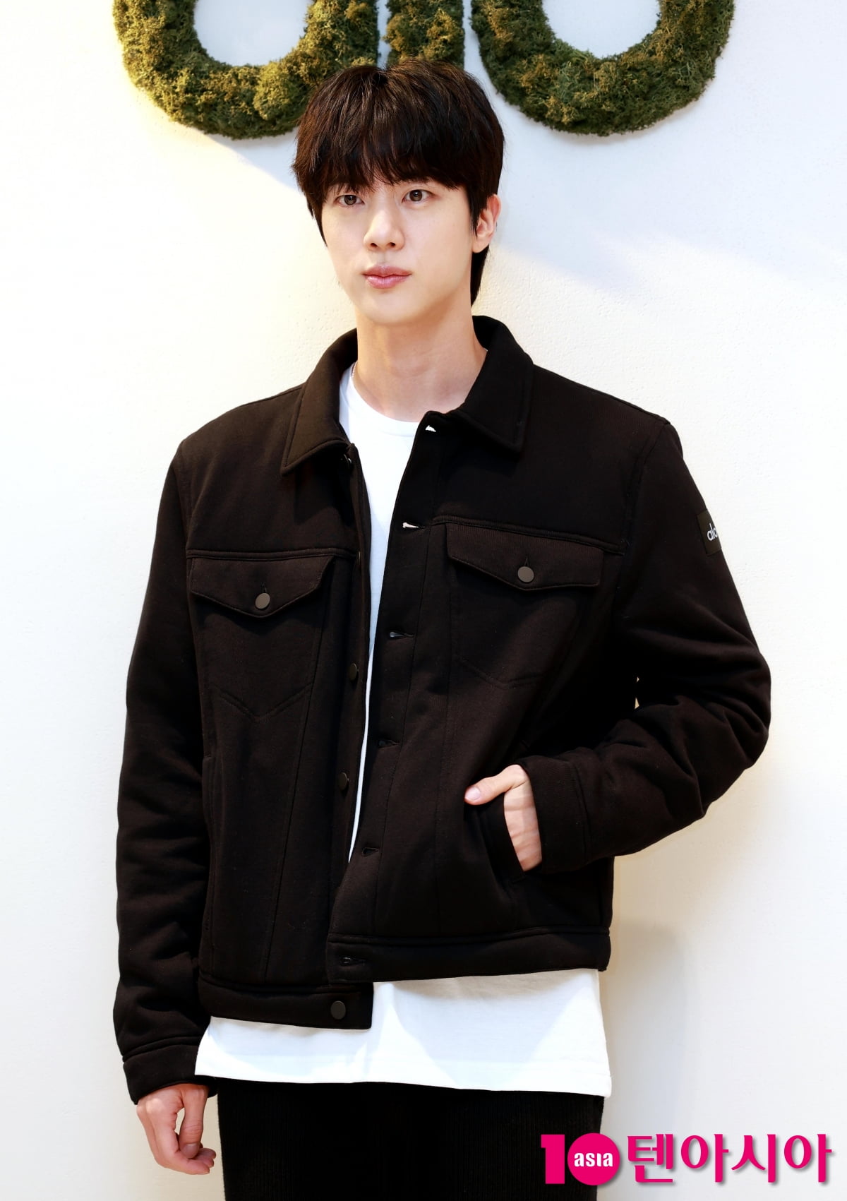 BTS 진, 외모가 반칙이야...여심도 철렁[TEN포토+]