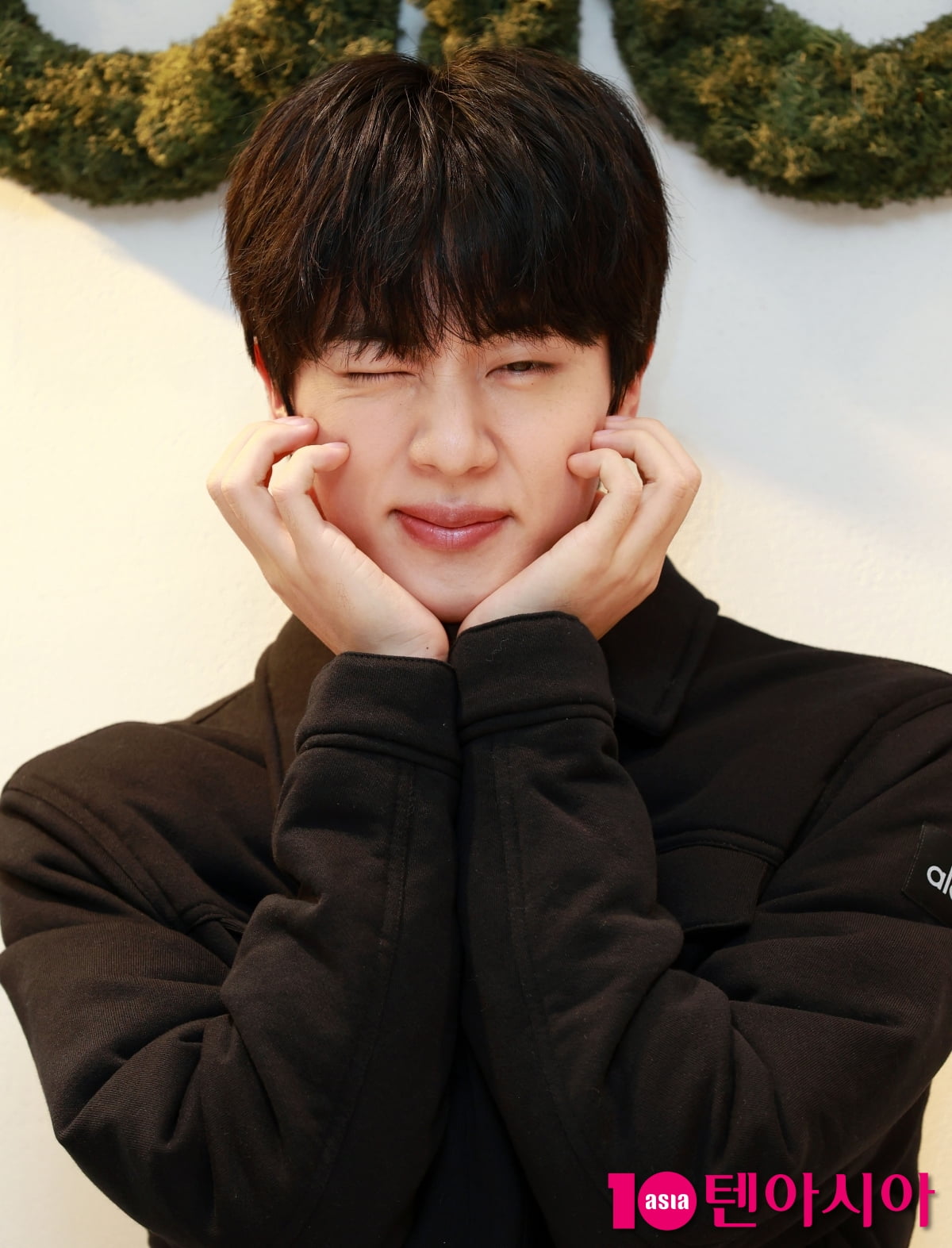 BTS 진, 외모가 반칙이야...여심도 철렁[TEN포토+]