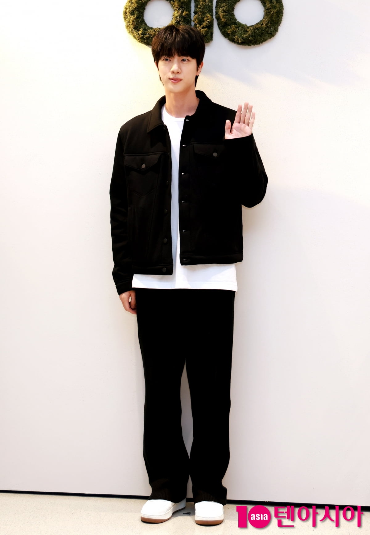BTS 진, 외모가 반칙이야...여심도 철렁[TEN포토+]