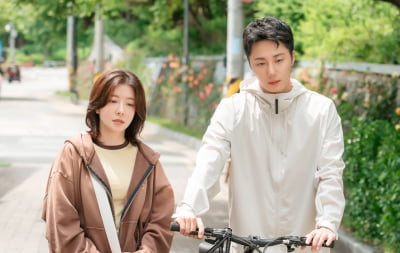 정일우, 정인선과 ♥핑크빛 맞았다…무심하지만 다정한 눈빛 ('화려한 날들')