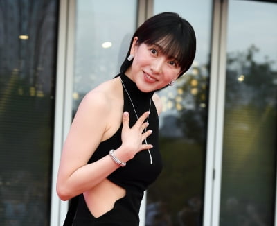 강지영, 옆구리 뻥 뚫린 과감한 드레스[TEN포토+]