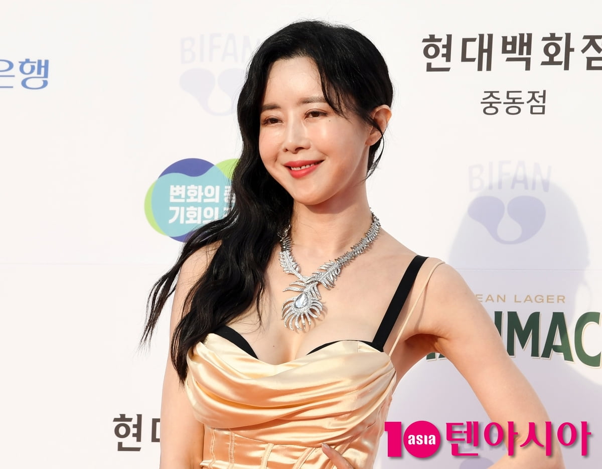 엄수빈, 등장부터 아찔하네...섹시한 노출[TEN포토+]