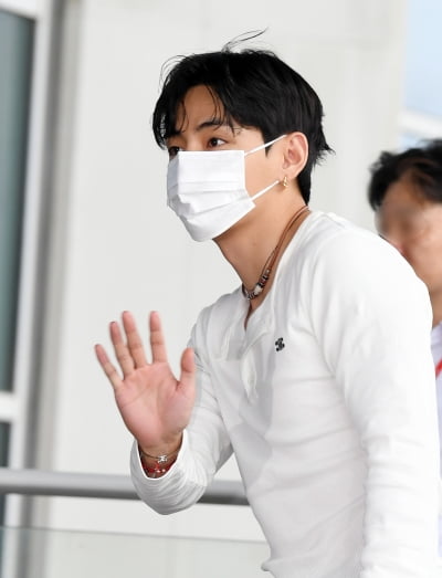방탄소년단 뷔, 가려도 잘생김 뿜뿜[TEN포토+]