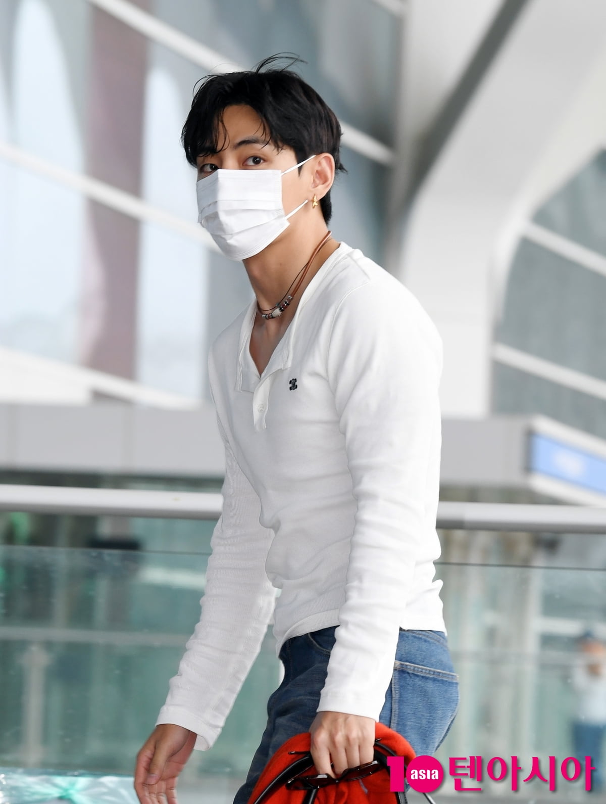 방탄소년단 뷔, 청바지+흰티만 입어도 빛나[TEN포토+]