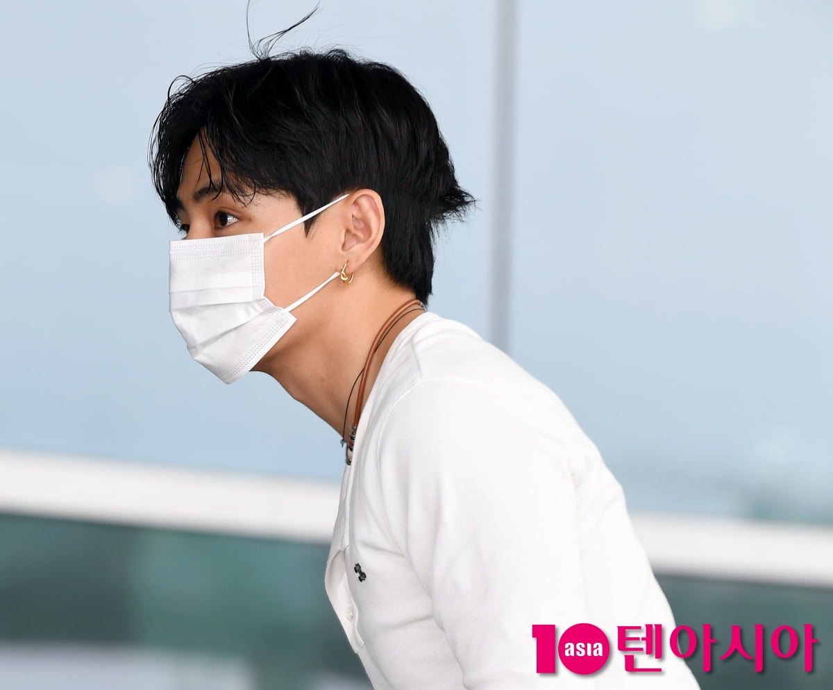 방탄소년단 뷔, 청바지+흰티만 입어도 빛나[TEN포토+]