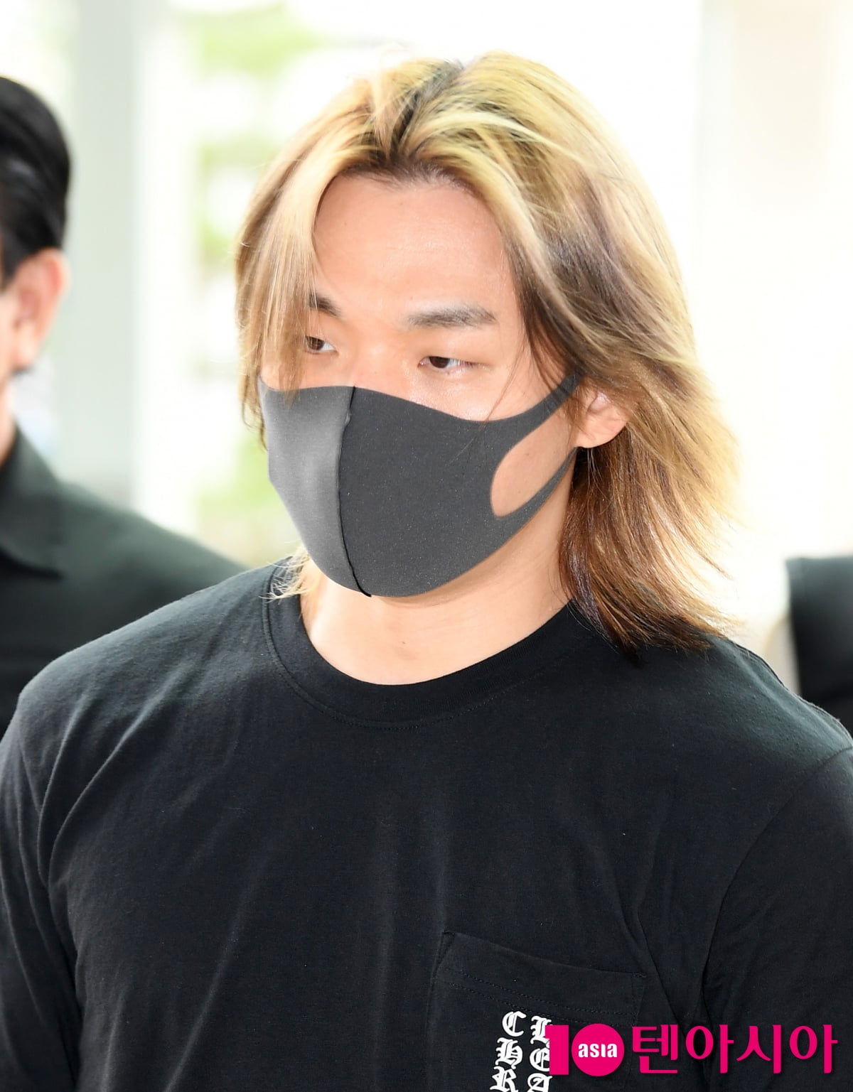 빅뱅 대성, 긴머리 휘날리며...시크한 올 블랙[TEN포토+]