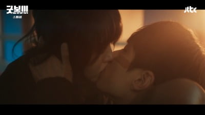 박보검♥김소현, 'KBS연기대상' 10년 만에 재회…격정 키스신 "이제 안 멈춰" ('굿보이')[종합]