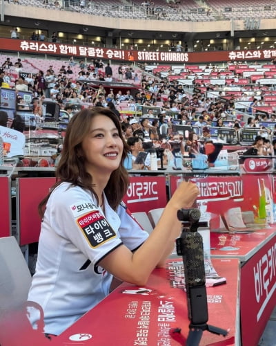 김동완과 ♥핑크빛' 유인영, 41세 미모 안 믿기는 유월한 유전자