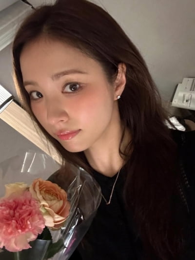 '164cm 48kg' 신세경, 35세임에도 빛나는 비주얼…20대 뺨 때리네