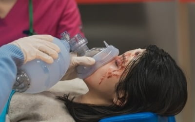 박주현, 응급실 실려왔다…父 폭행으로 처참한 몰골, 형사도 의식 불명 ('메스를든사냥꾼')