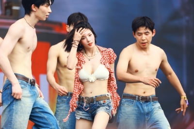 권은비, 다이어트 그리 열심히 하더니…'워터밤 여신' 탈환 성공