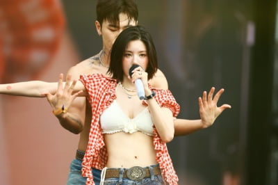 셔츠 풀어 헤친 권은비, 결국 또 노출…'워터밤 여신'이 뭐길래 [TEN피플]