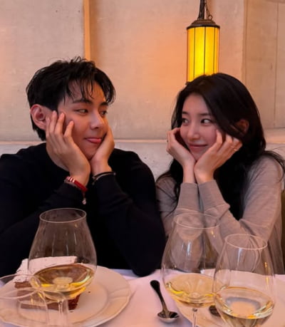 BTS 뷔·수지, 나란히 꽃받침 한 닉과 주디…꽃밭이 따로 없네