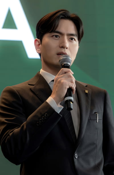 '43세' 이진욱, 여전한 슈트핏 ('에스콰이어')