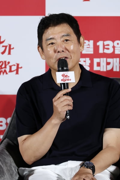 성동일, 혼자만 의상 콘셉트 몰랐나…"빨간색템? 난 음주로 눈 빨개"('악마가 이사왔다')