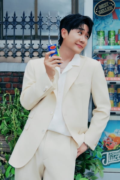 김연자 손 잡은 영탁, 더위 날리는 청량美