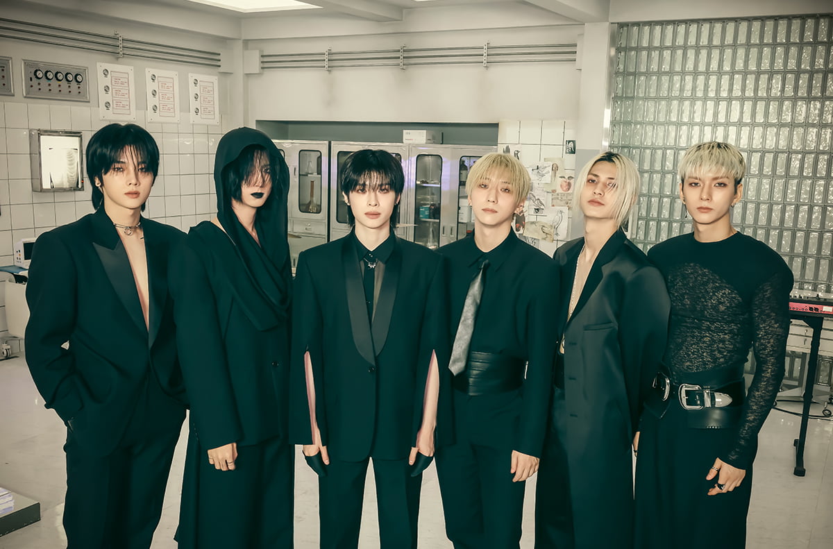 엑스디너리 히어로즈 'FiRE (My Sweet Misery)' MV 비하인드 컷/ 사진 제공=JYP엔터테인먼트