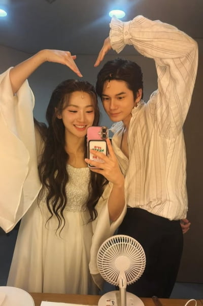 '송민호와 열애설' 박주현, 근무 중 1살 연하와 '다정한 ♥하트'