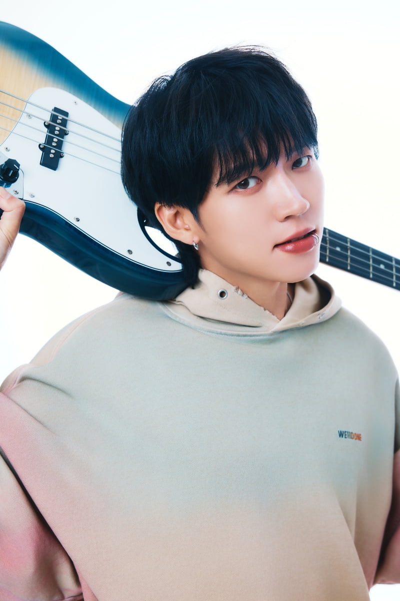 인피니트 남우현, 10개월 만에 반가운 소식…'찢청+립커프' 시크 매력 장착