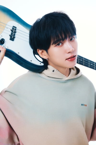 인피니트 남우현, 10개월 만에 반가운 소식…'찢청+립커프' 시크 매력 장착