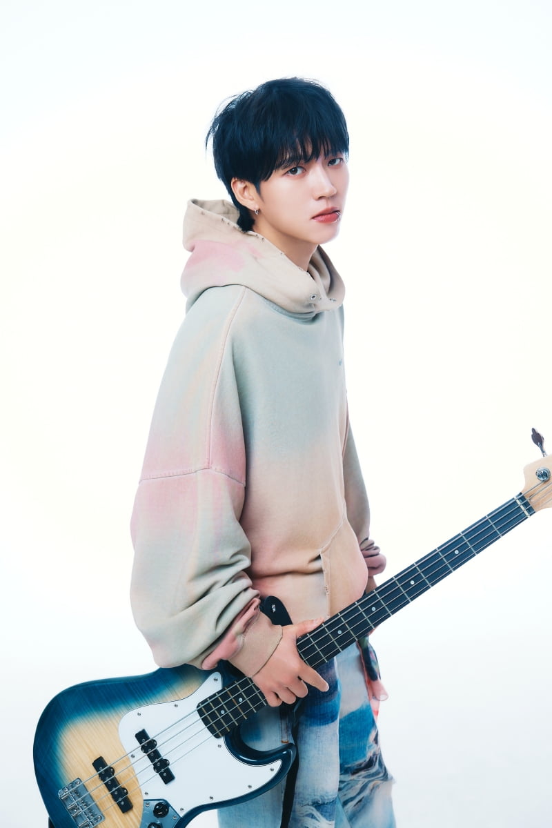 인피니트 남우현, 10개월 만에 반가운 소식…'찢청+립커프' 시크 매력 장착