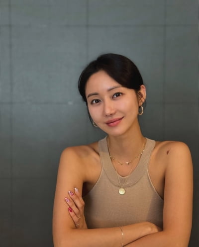 '억대 SUV' 한그루, 민소매로 뽐낸 미모…'완벽 몸매+우아한 분위기'