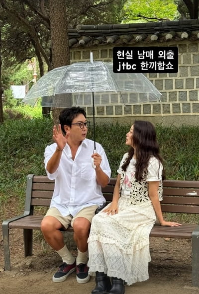 탁재훈 매너 논란, 큰 우산에 본인만 쏙…김희선 어깨 다 젖는 중