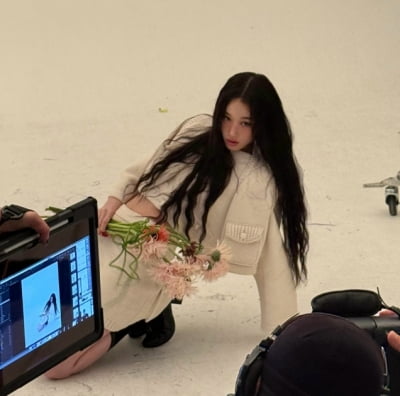 '뉴월드 외손녀' 애니, 금빛 카펫도 없이 맨 바닥에 '무릎 반납'