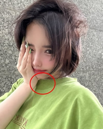 박봄, 아침부터 풀 메이크업…턱 보정 오늘도 진행형
