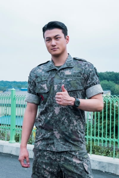 '십자인대 파열' 신승호, 실제로는 군 면제인데…군인 역할에 완벽 몰입('전독시')