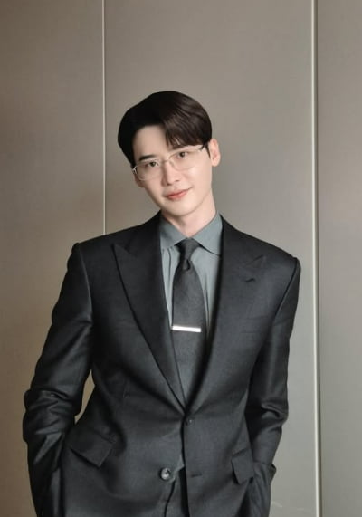 다리가 길어도 너무 긴 변호사…이종석, 직원들까지 잘 챙기네