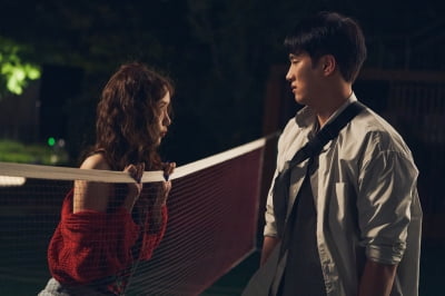 임윤아♥안보현, 한밤중 데이트 사진 나왔다…썸타는 장소는 테니스코트('악마가 이사왔다')