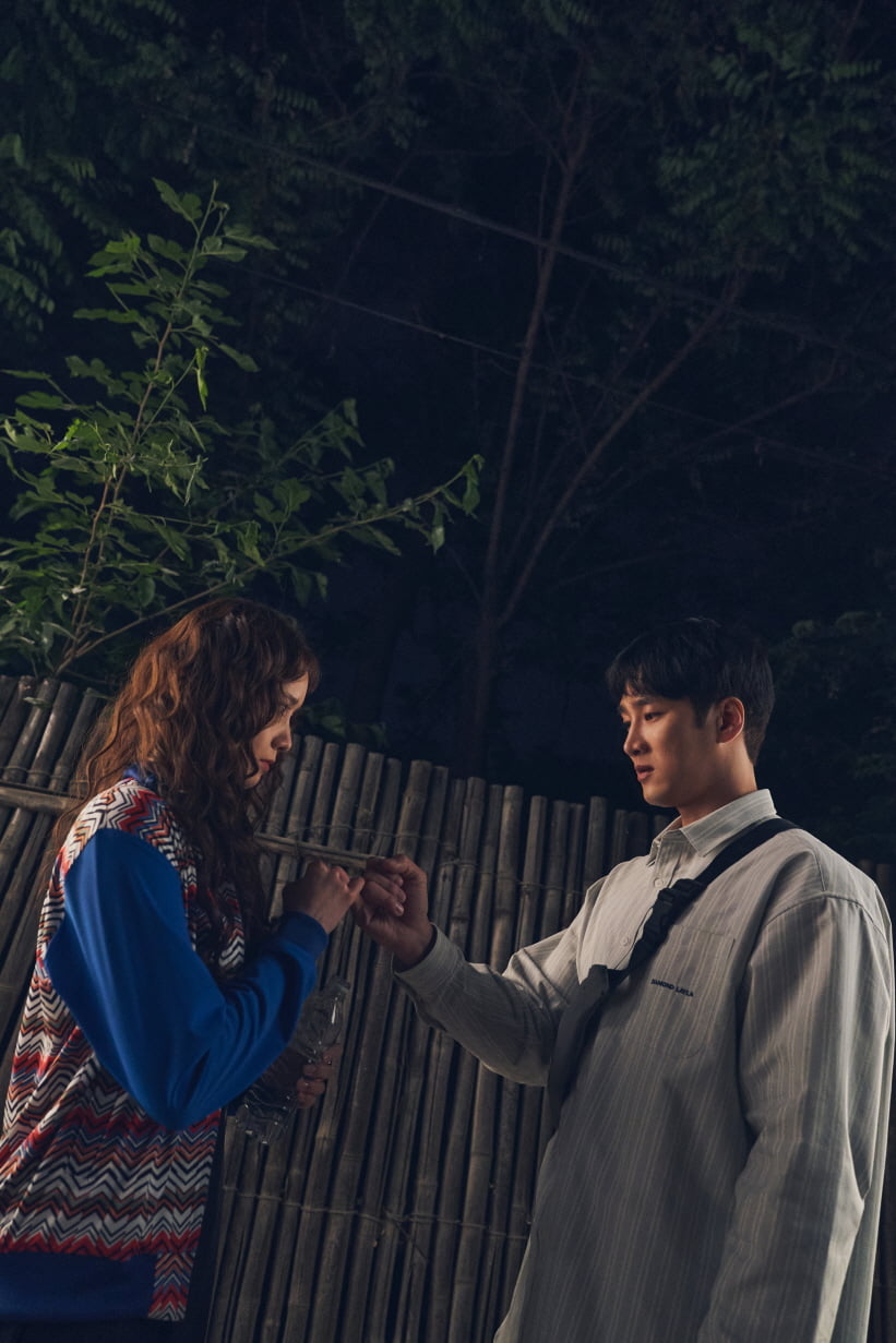 임윤아♥안보현, 한밤중 데이트 사진 나왔다…썸타는 장소는 테니스코트('악마가 이사왔다')