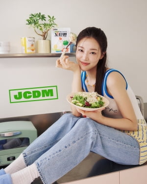 JCDM, 이시안과 함께한 ‘꼬단면’ 화보 공개…고단백 간편식 루틴 제안