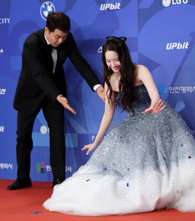 윤아, 레드카펫에서 꽈당...당황한 전현무[TEN포토+]