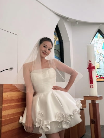 '김동완과 ♥핑크빛' 유인영, 41세 미모 안 믿기는 웨딩드레스 자태