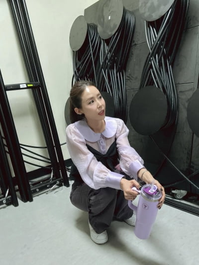 '문원♥' 신지, 논란 후 밝은 미소 근황… '보랏빛 여신 따로 없네'