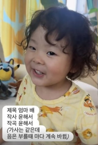 김영희, '2살' 딸 작곡 천재였다…"창작곡 불러 아침부터 큰 웃음"