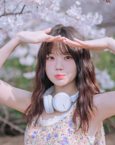 '80만 유튜버' 우정잉, 걸그룹 데뷔한다…이달소 출신 현진 합류