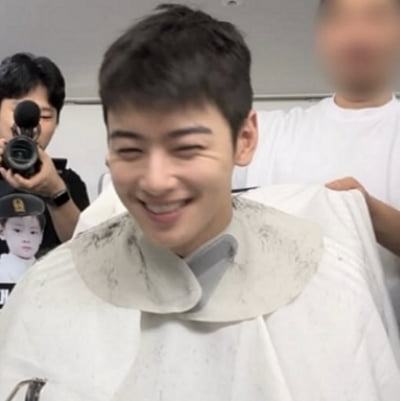 '입대 D-6' 차은우, 머리 깎아도 잘난 미모…군 복무 앞둔 근황 공개
