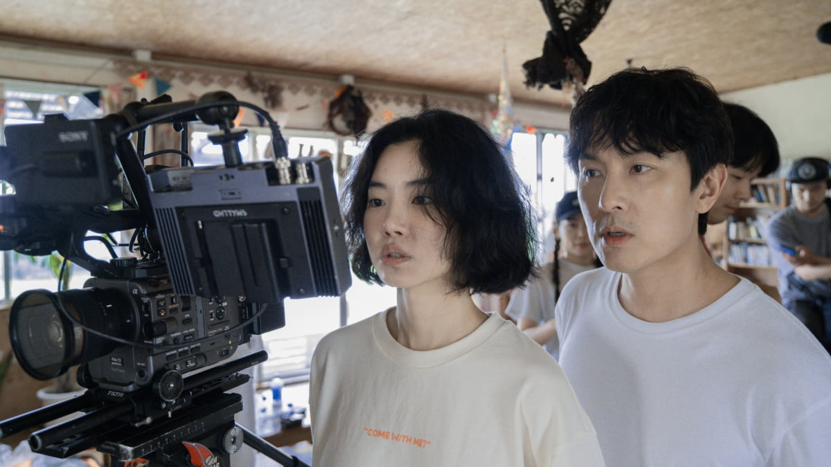 [공식] '45세' 김동완, 겹경사 맞았다…6년 만의 복귀 이어 제작자 변신 ('오키나와 블루노트')