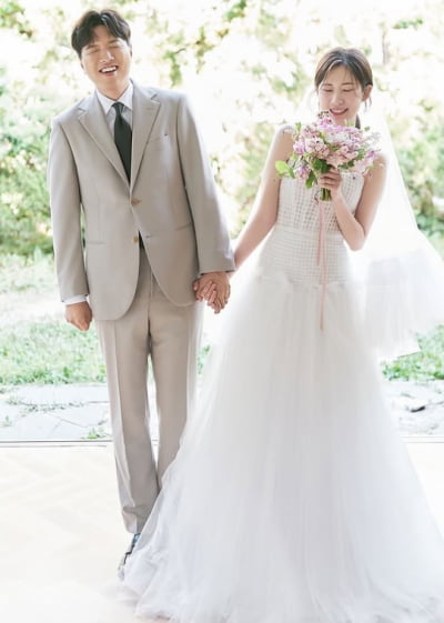 20기 영자♥광수, 결혼식 3개월 남기고 웨딩 화보 공개…달달한 투샷