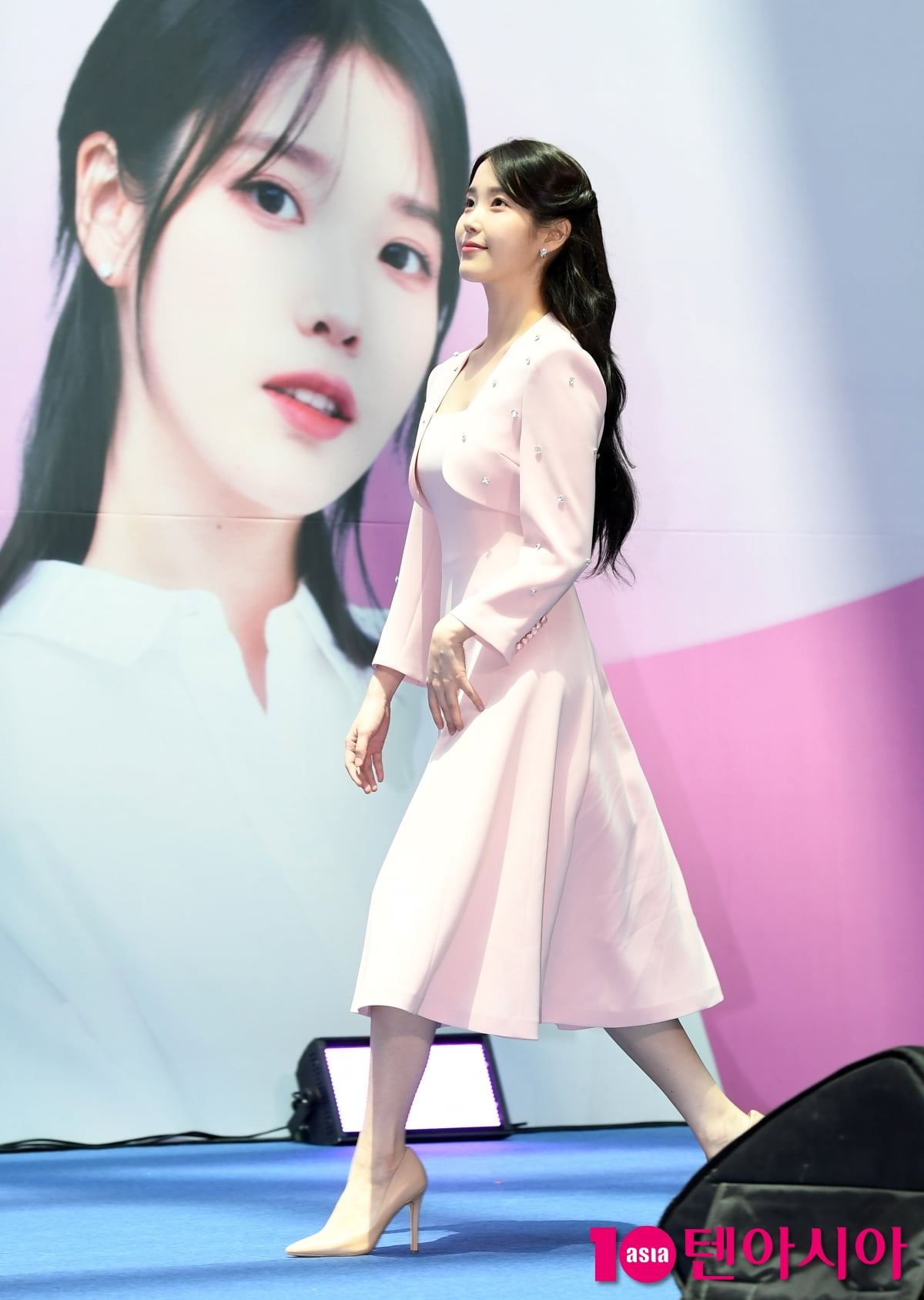 아이유, 핑크빛 여신...인천공항세관 홍보대사 위촉[TEN포토+]