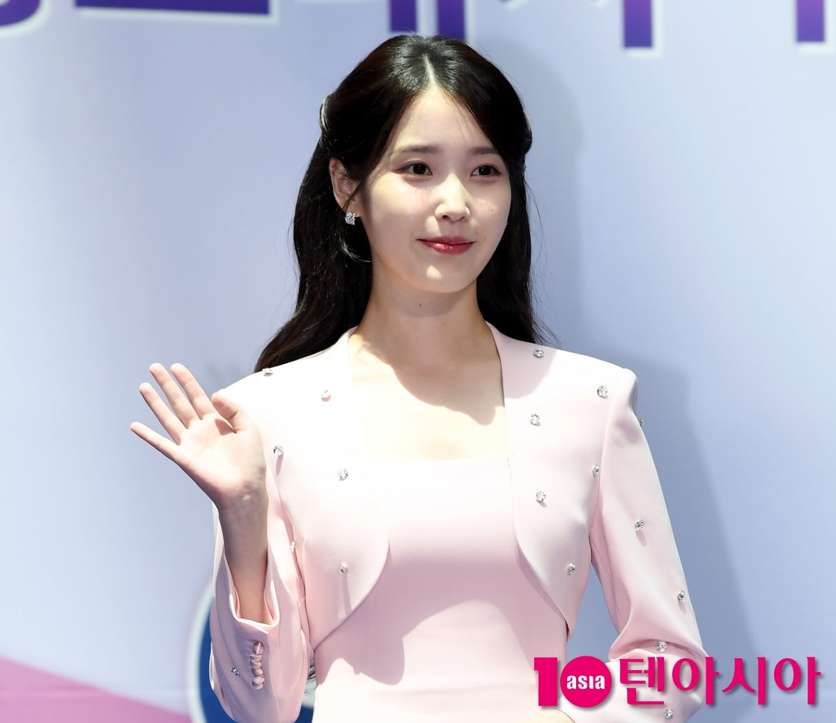 아이유, 핑크빛 여신...인천공항세관 홍보대사 위촉[TEN포토+]