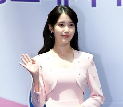 아이유, 핑크빛 여신...인천공항세관 홍보대사 위촉[TEN포토+]