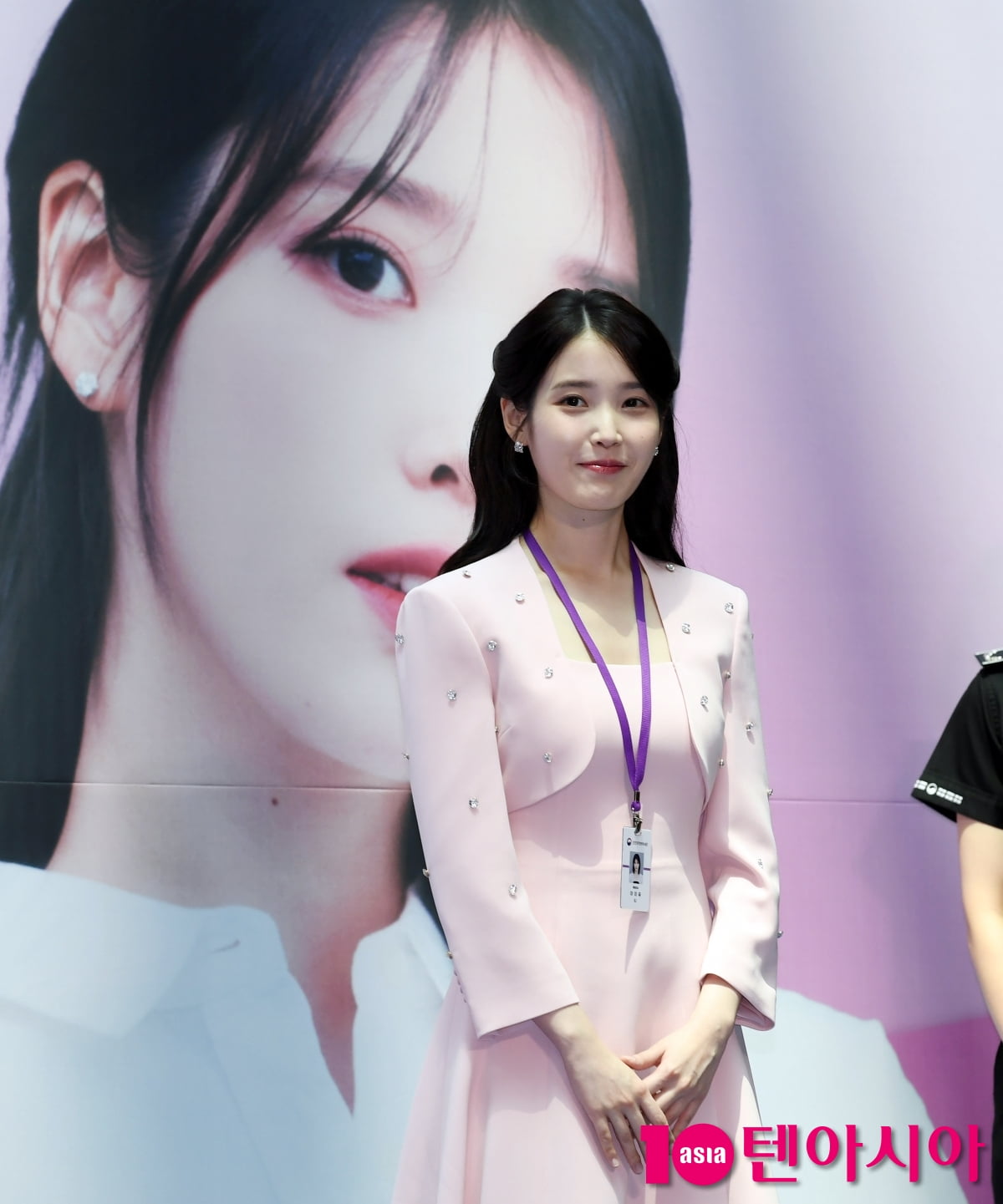 아이유, 공항에서 빛나는 여신...오늘은 인천공항세관 홍보대사[TEN포토+]